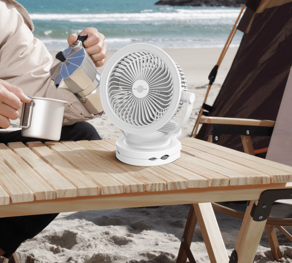 USB Clip Fan is a Flexible Power Supply for On-the-Go Use